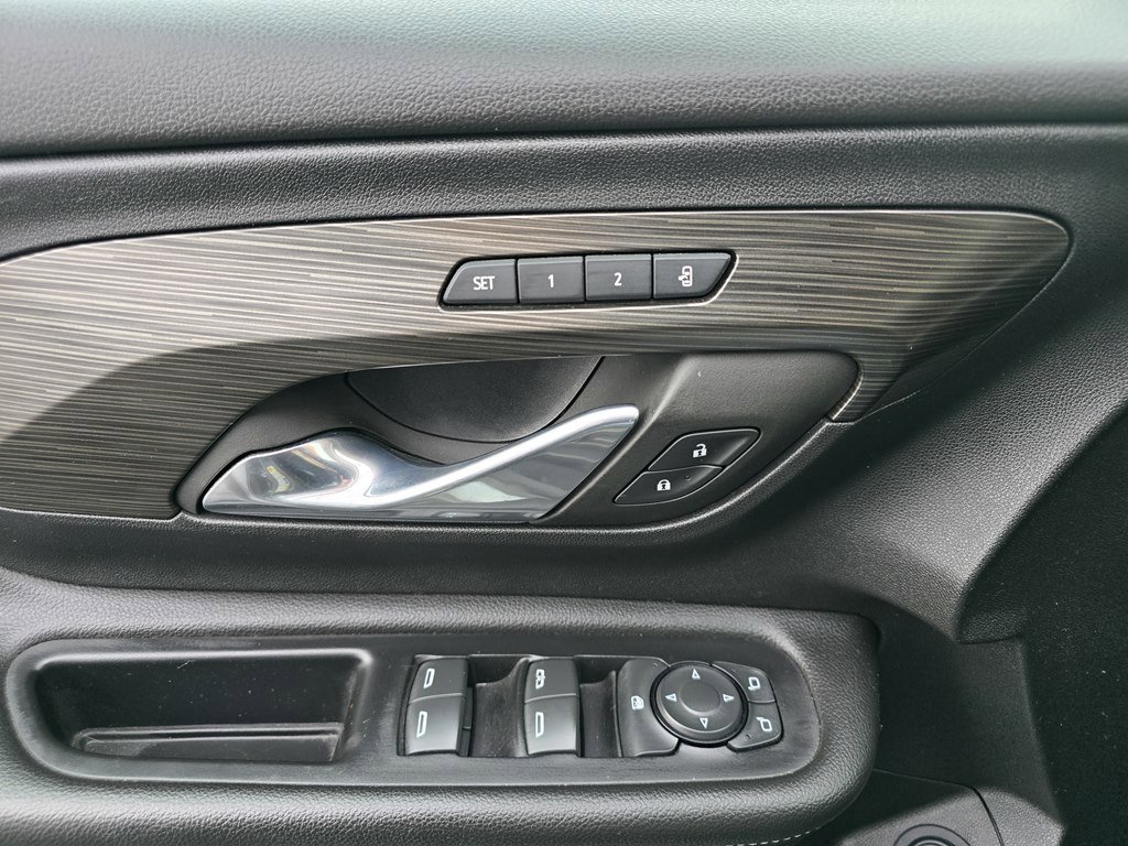 Used 2023 GMC Terrain SLT image 18