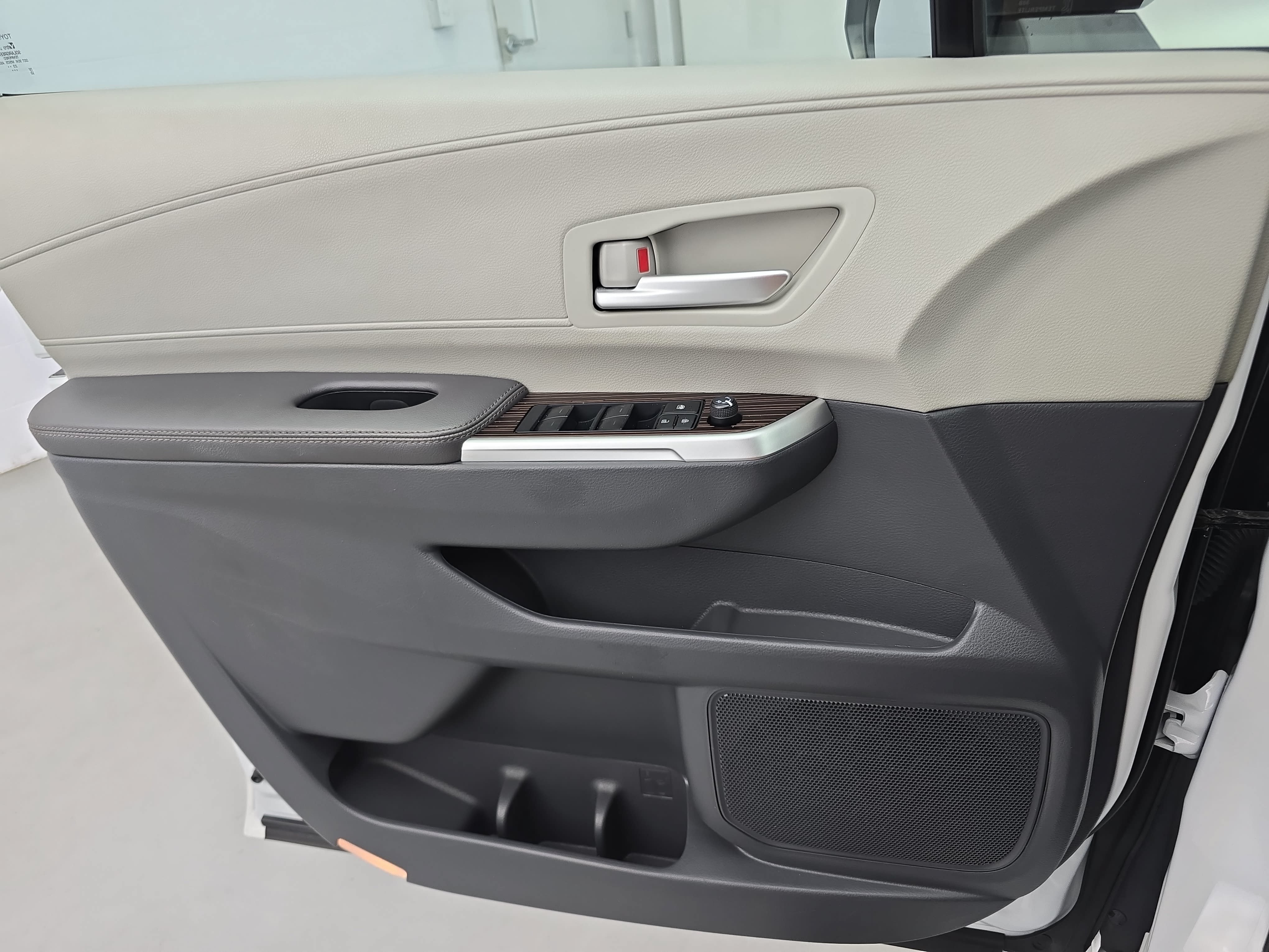Used 2024 Toyota Sienna XLE FWD image 27