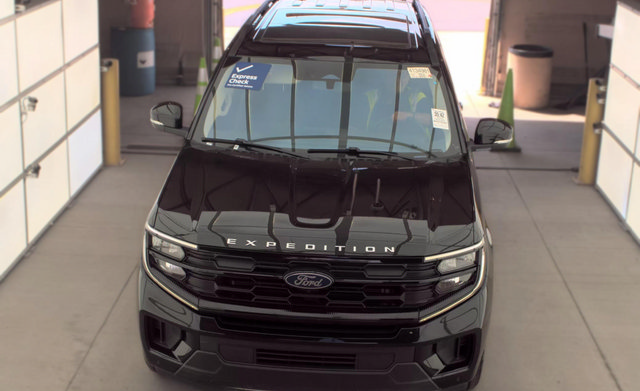 Used 2025 Ford Expedition Active AWD/4WD image 7