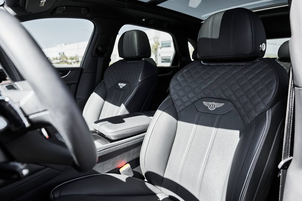 Used 2025 Bentley Bentayga AWD/4WD image 45