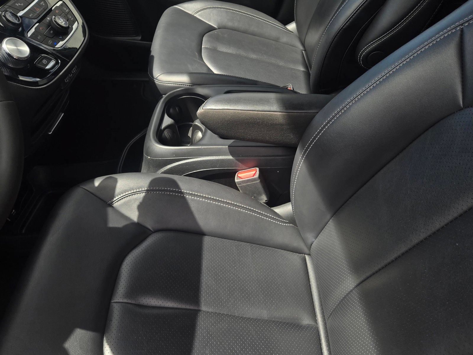 Used 2025 Chrysler Pacifica Select FWD image 16