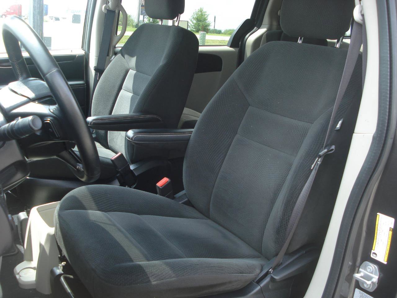 Used 2016 Dodge Grand Caravan SE image 12