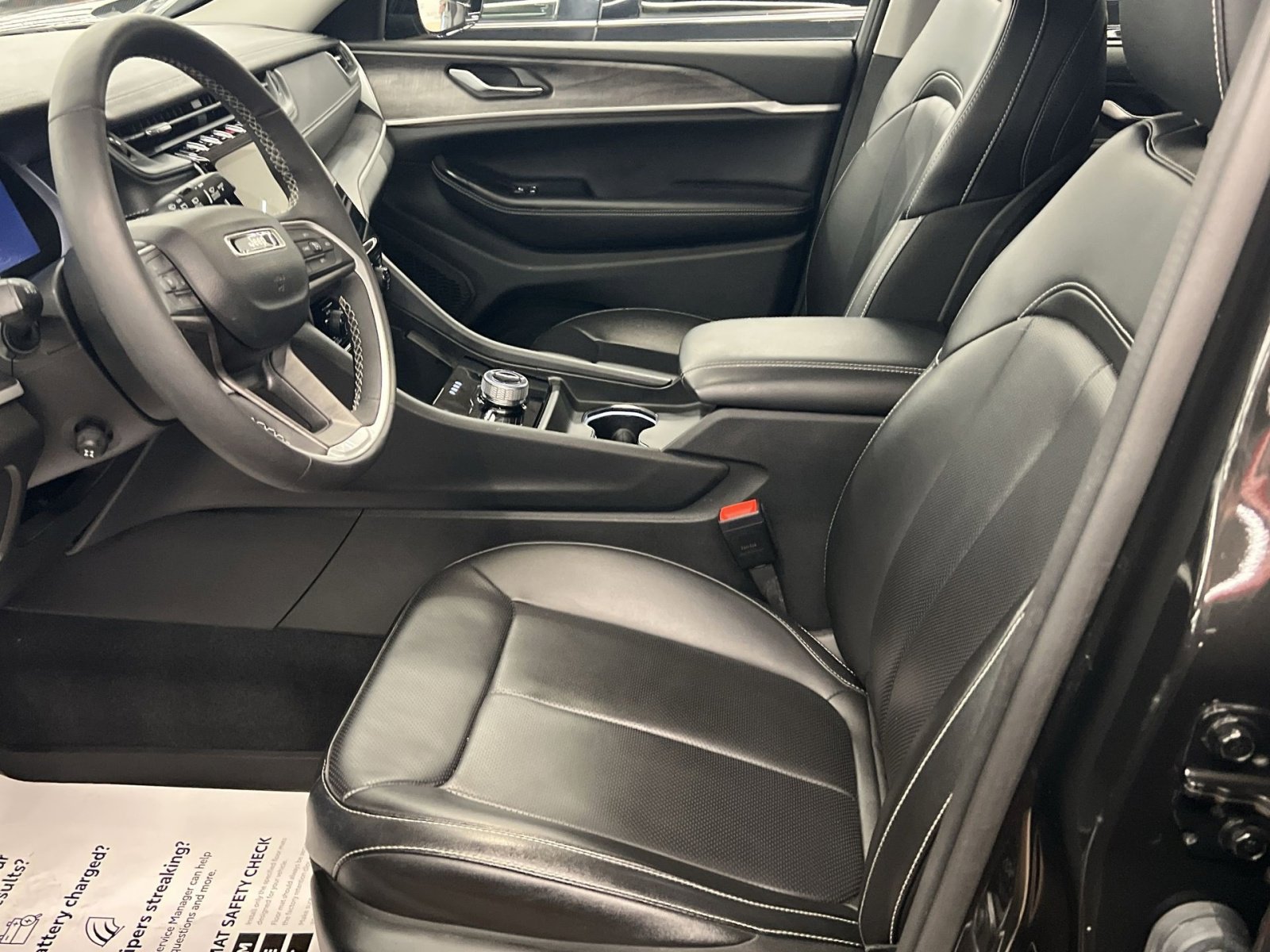 Used 2024 Jeep Grand Cherokee Limited w/ Luxury Tech Group II image 11