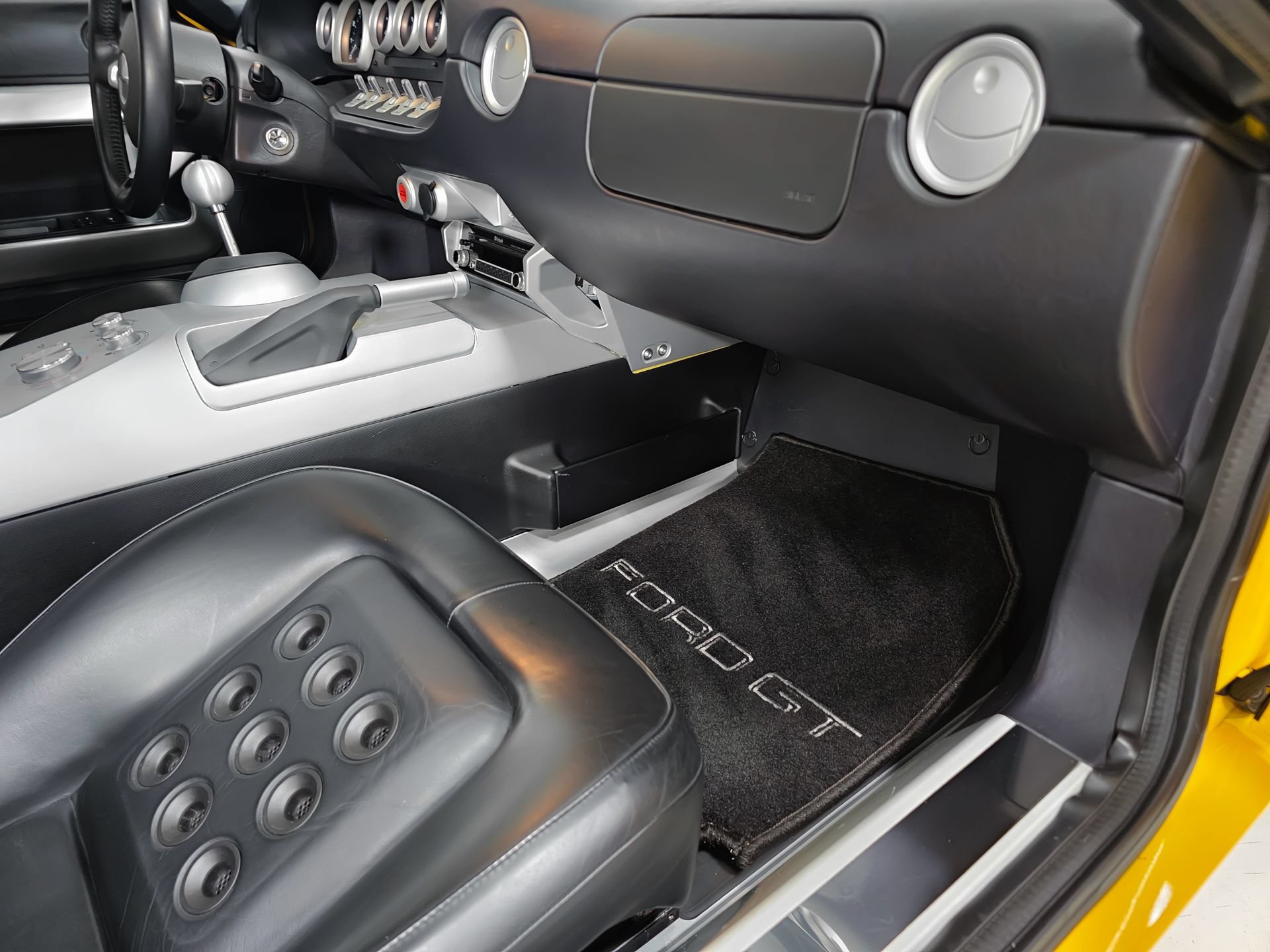 Used 2005 Ford GT RWD image 21