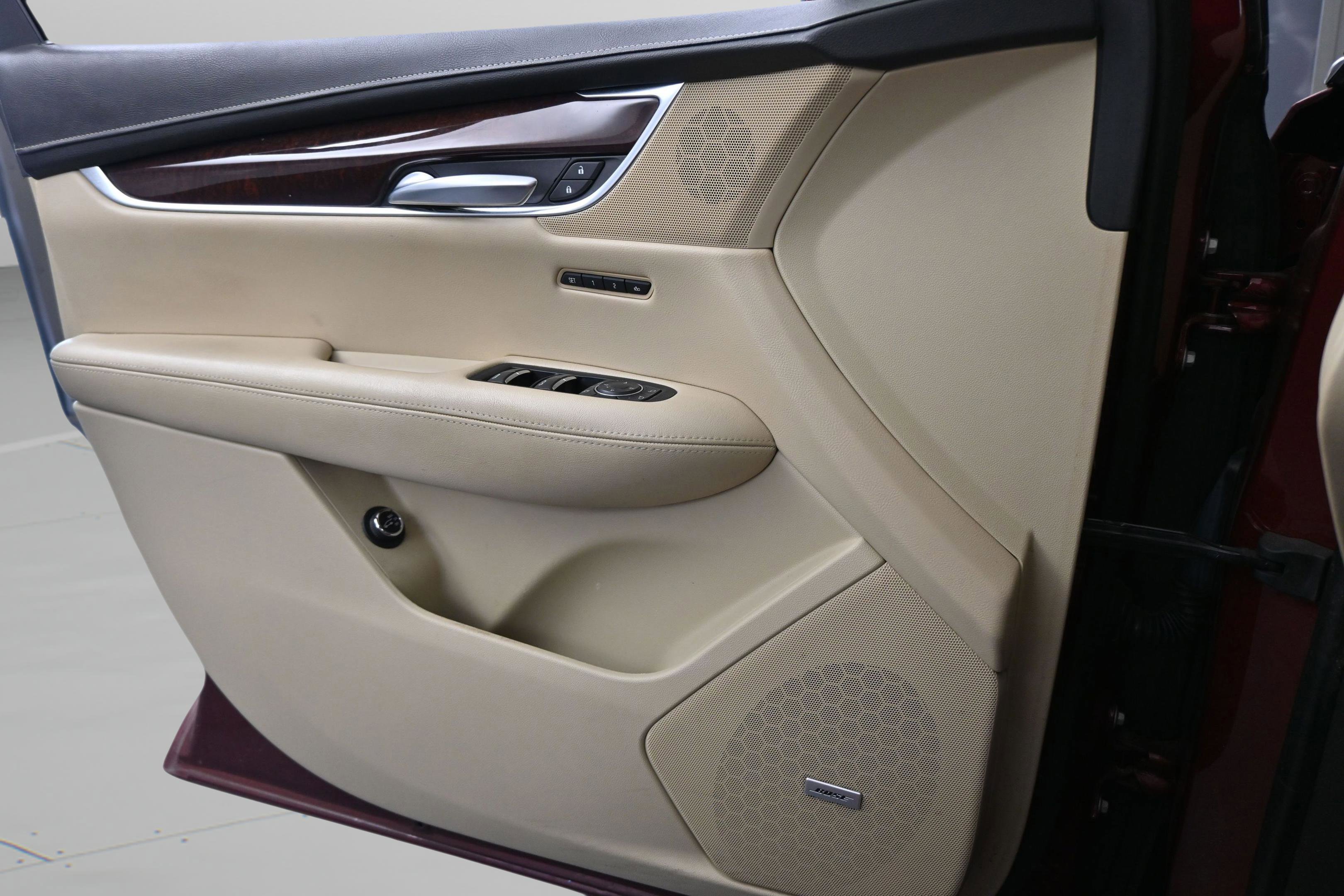 Used 2018 Cadillac XT5 Luxury w/ Driver Awareness Package FWD image 34