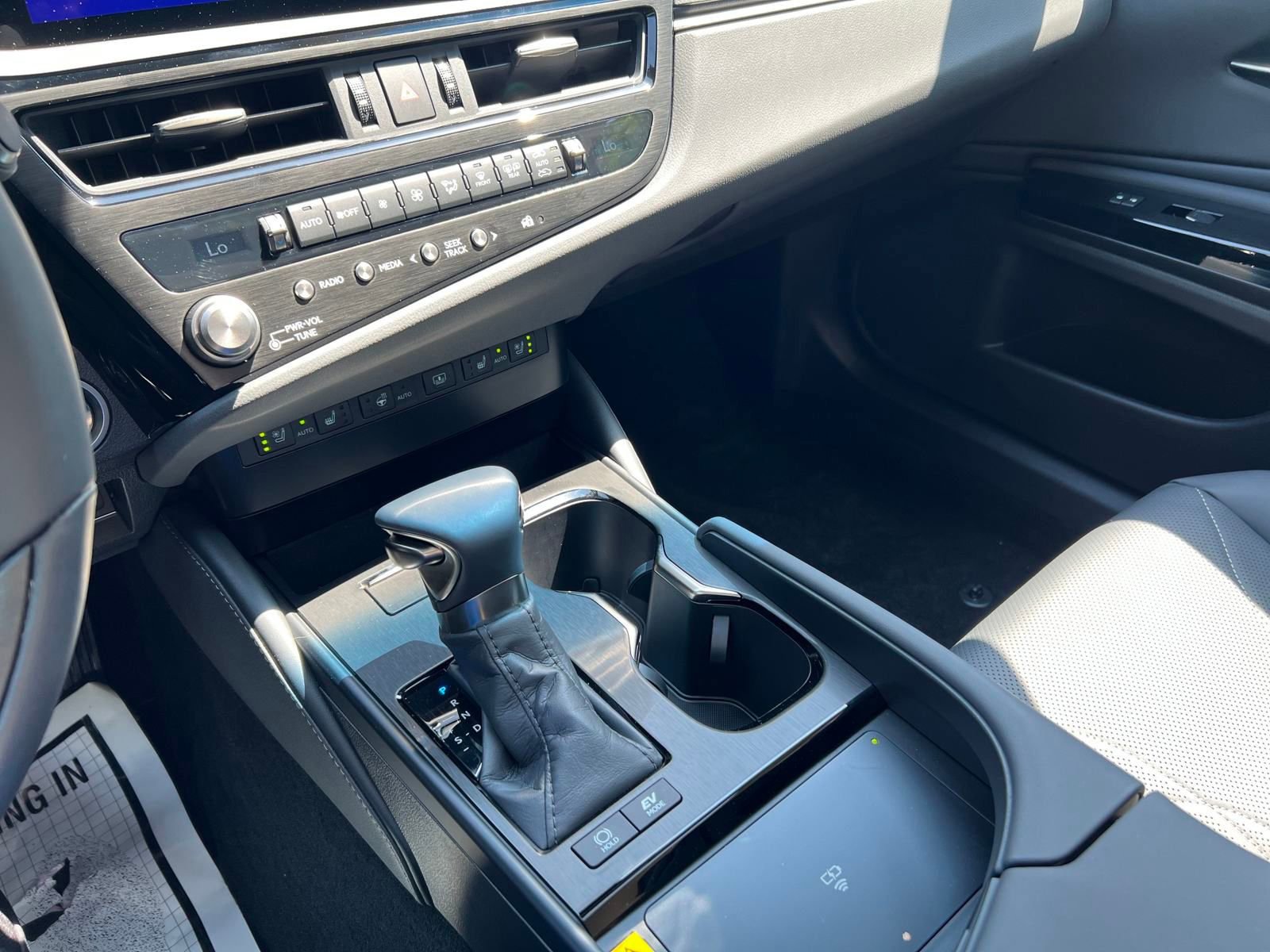 Used 2025 Lexus ES 300h w/ Technology Package image 18