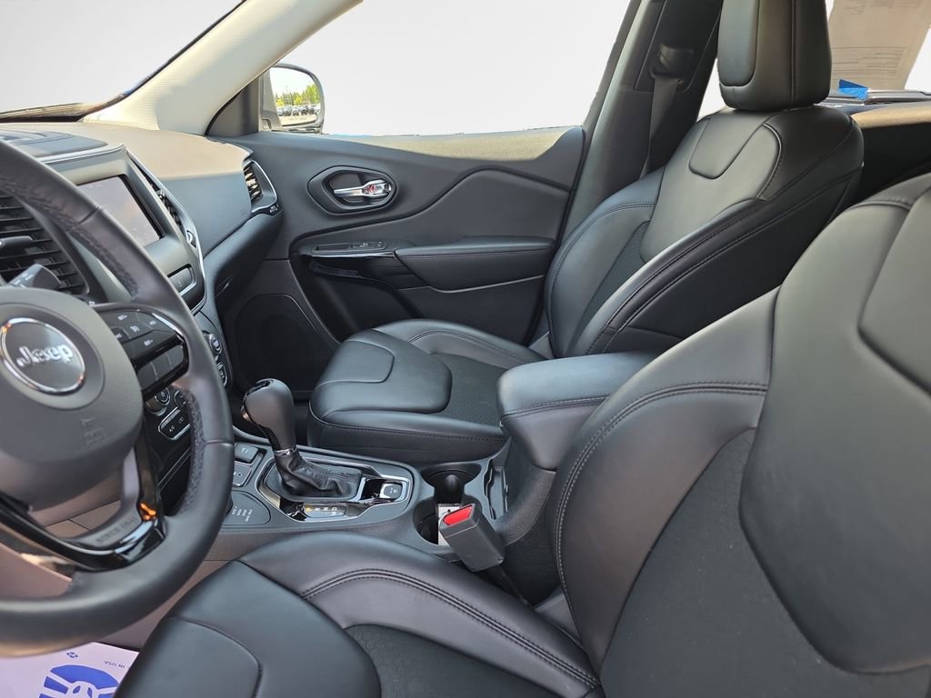 Used 2021 Jeep Cherokee Latitude Plus AWD/4WD image 12