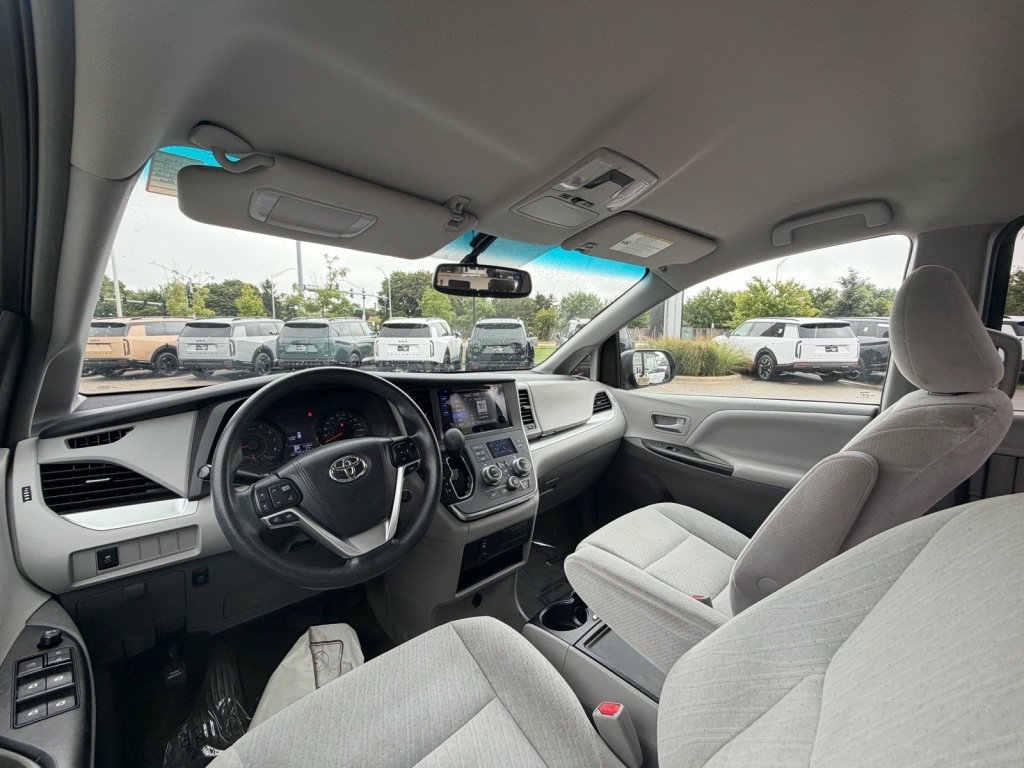 Used 2017 Toyota Sienna LE FWD image 10