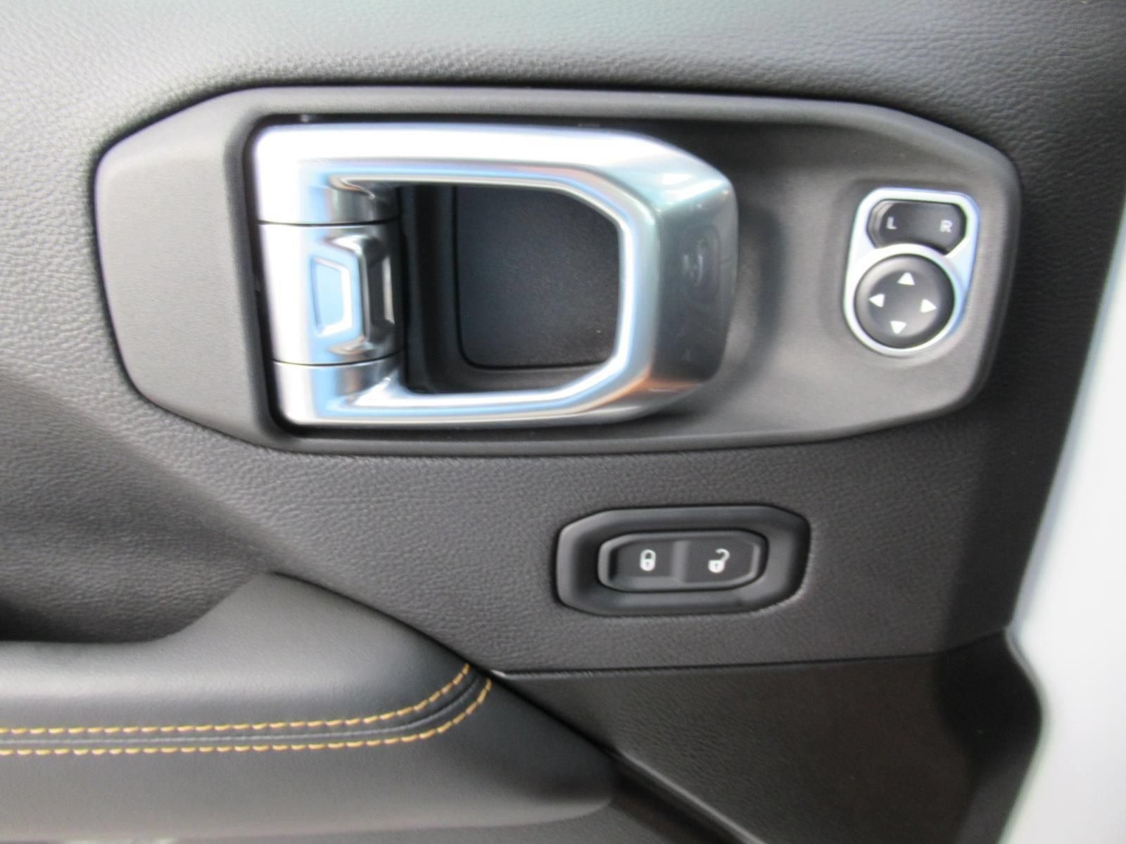 Used 2025 Jeep Wrangler Unlimited Sahara w/ Technology Group AWD/4WD image 19