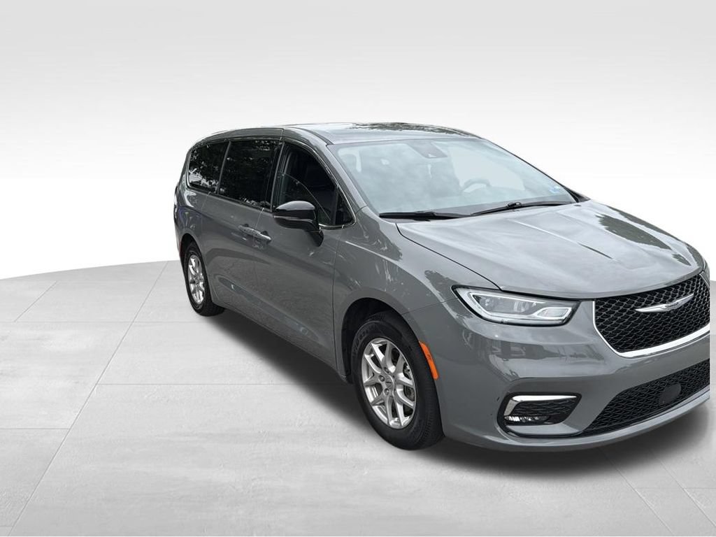 Used 2025 Chrysler Pacifica Select FWD image 4