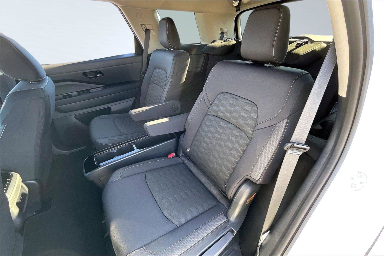 Used 2025 Nissan Pathfinder SV w/ SV Premium Package image 26