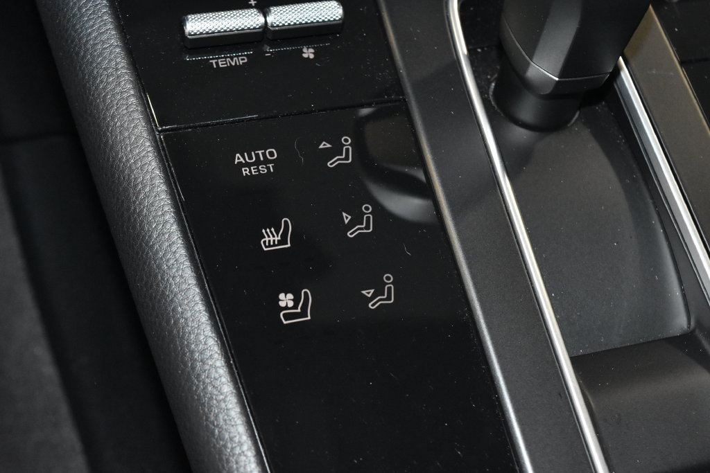Certified 2026 Porsche Macan AWD/4WD image 16