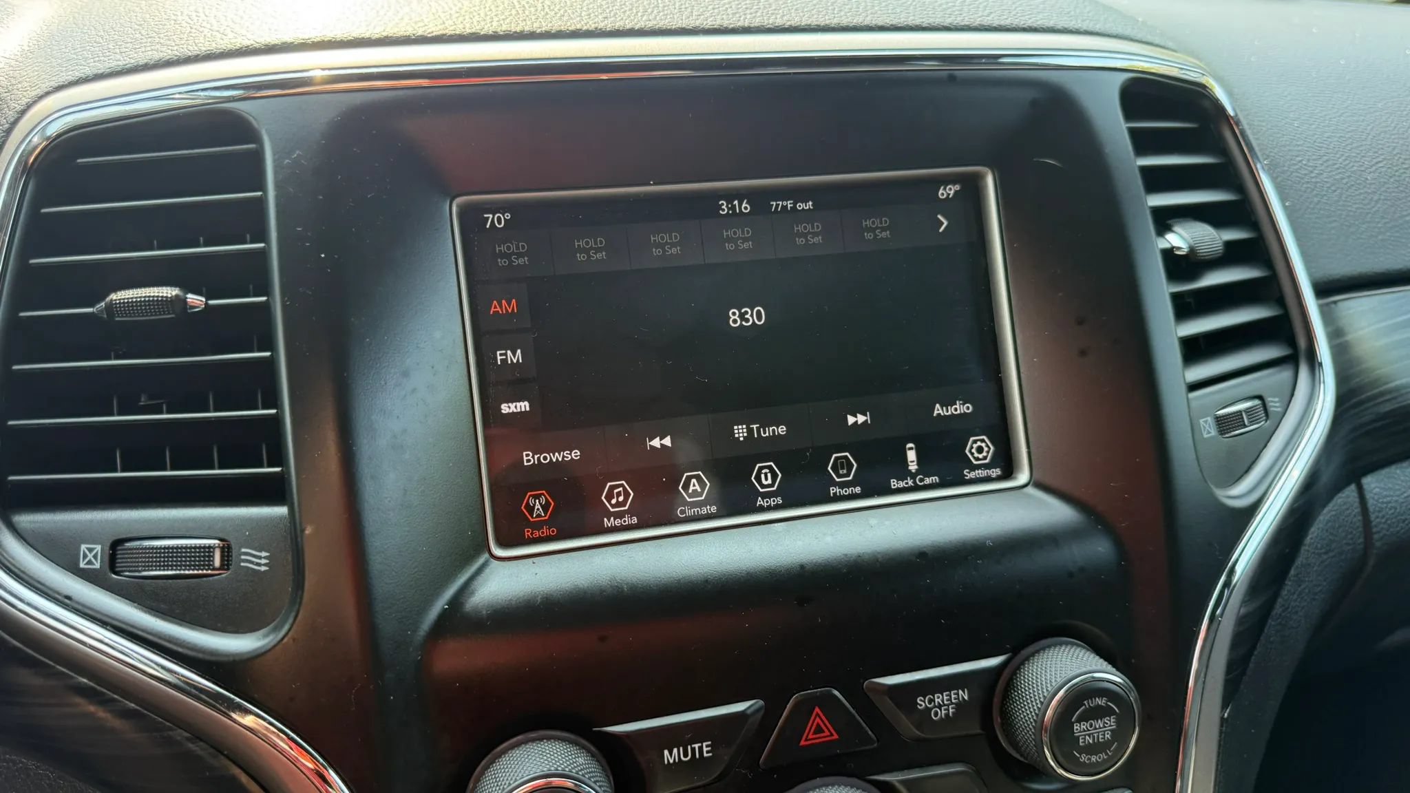 Used 2019 Jeep Grand Cherokee Laredo AWD/4WD image 21