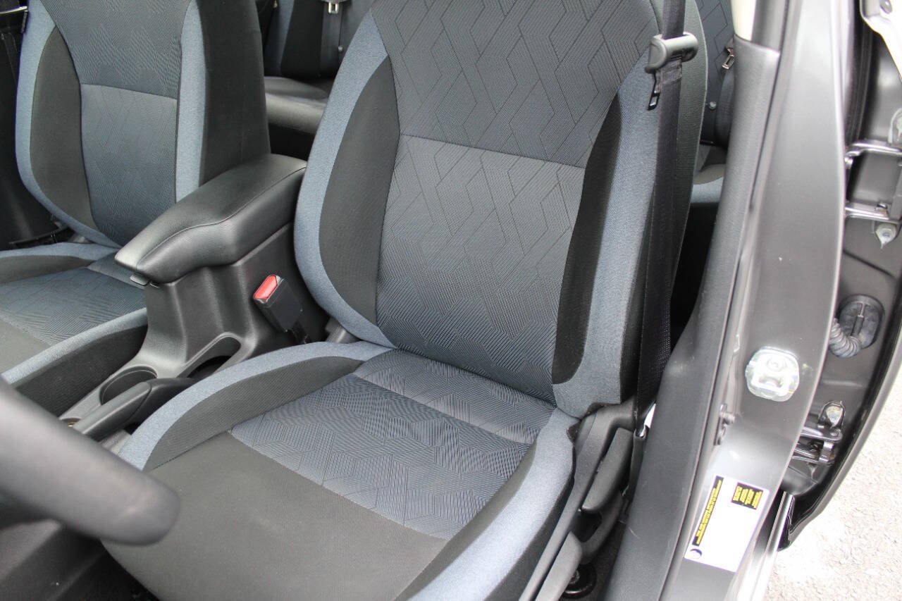 Used 2025 Nissan Versa SV FWD image 3