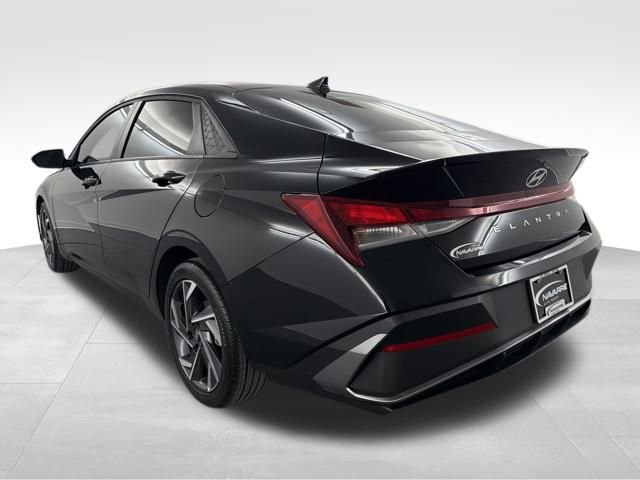 Used 2025 Hyundai Elantra Sport image 6