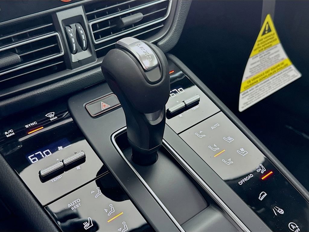 Certified 2026 Porsche Macan AWD/4WD image 19