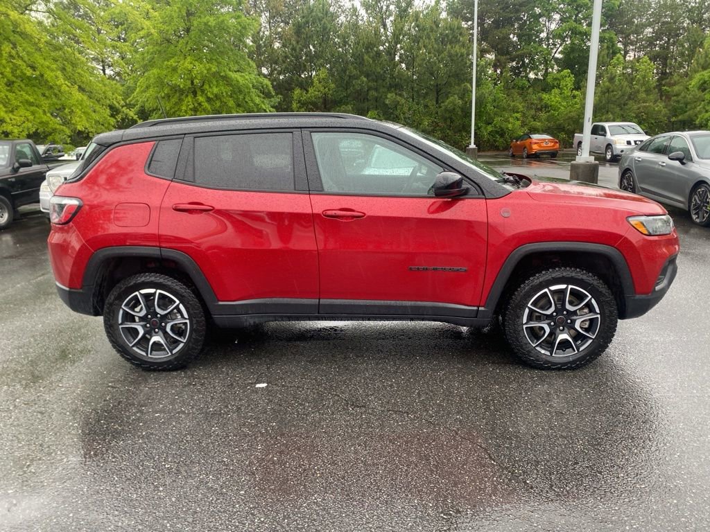 Used 2025 Jeep Compass Trailhawk AWD/4WD image 2