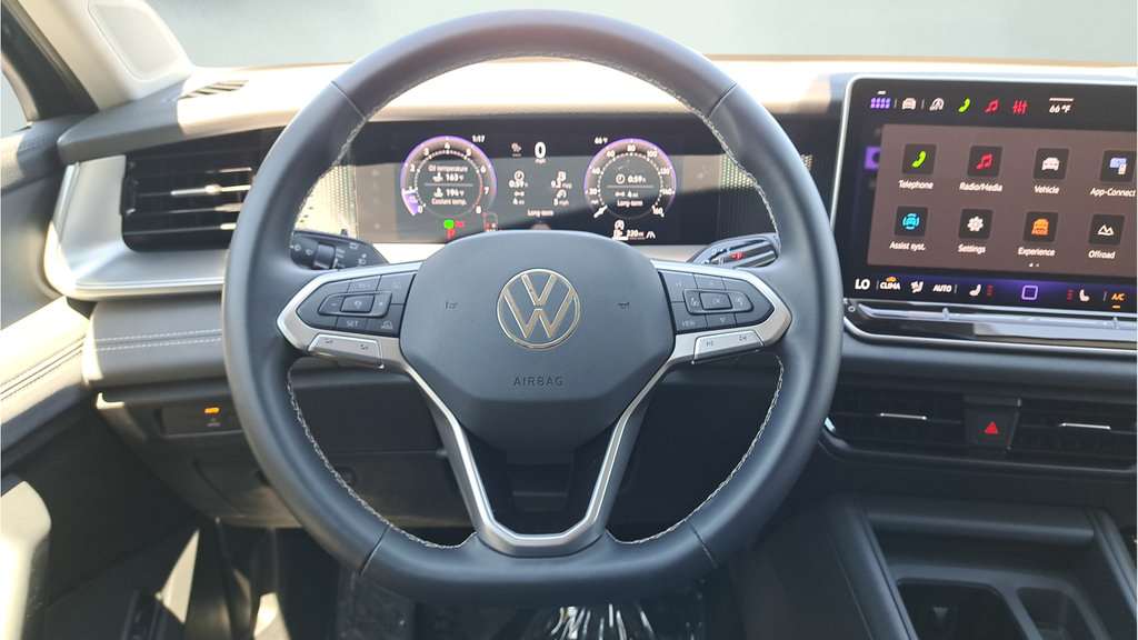 Used 2026 Volkswagen Tiguan SE AWD/4WD image 18