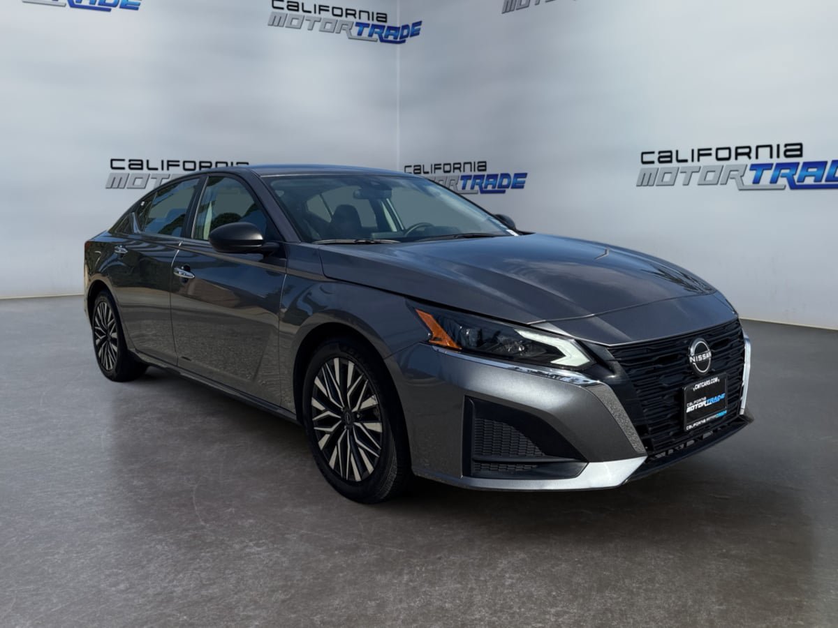 Used 2024 Nissan Altima 2.5 SV FWD image 3