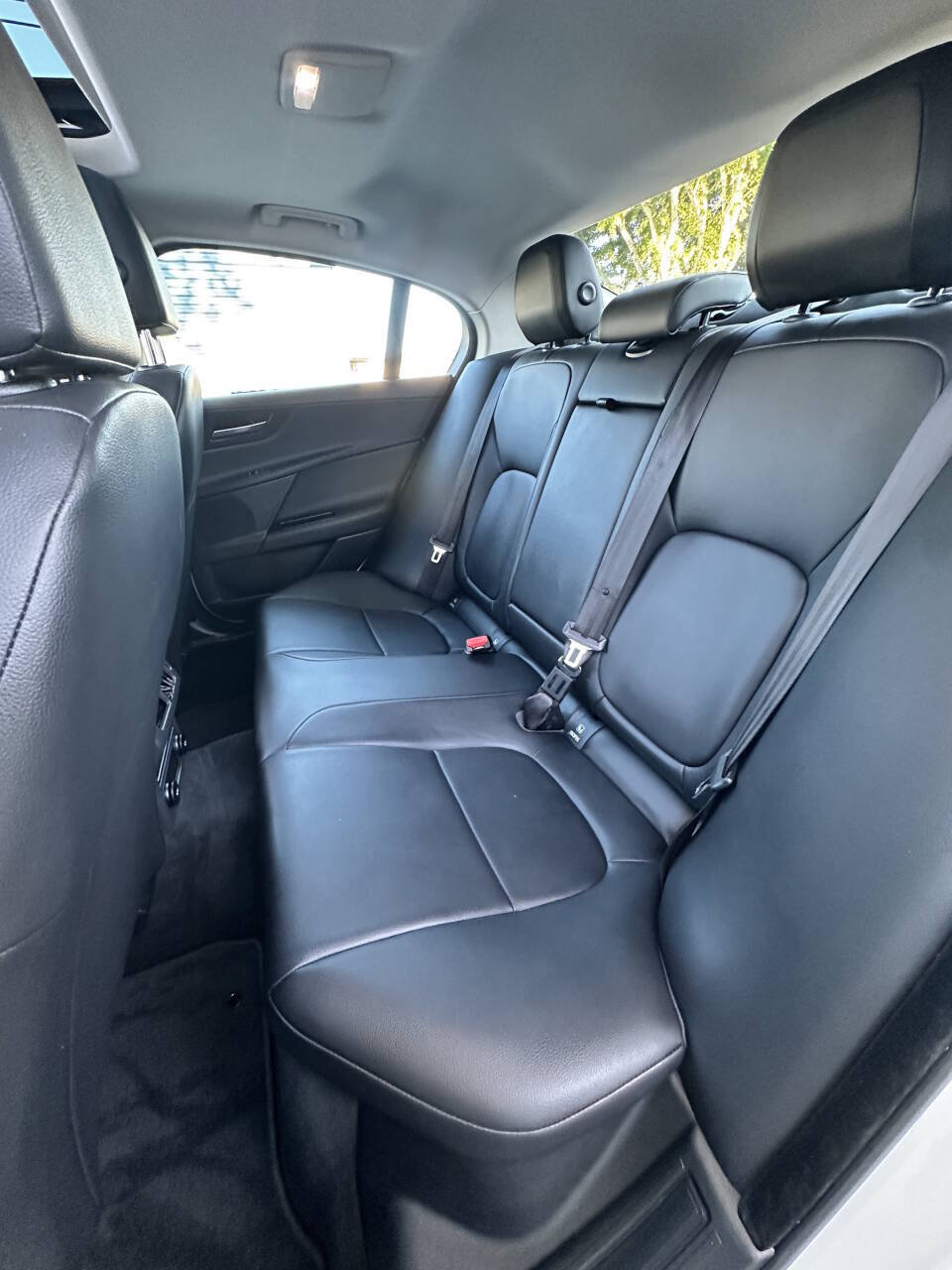 Used 2017 Jaguar XE Premium RWD image 9