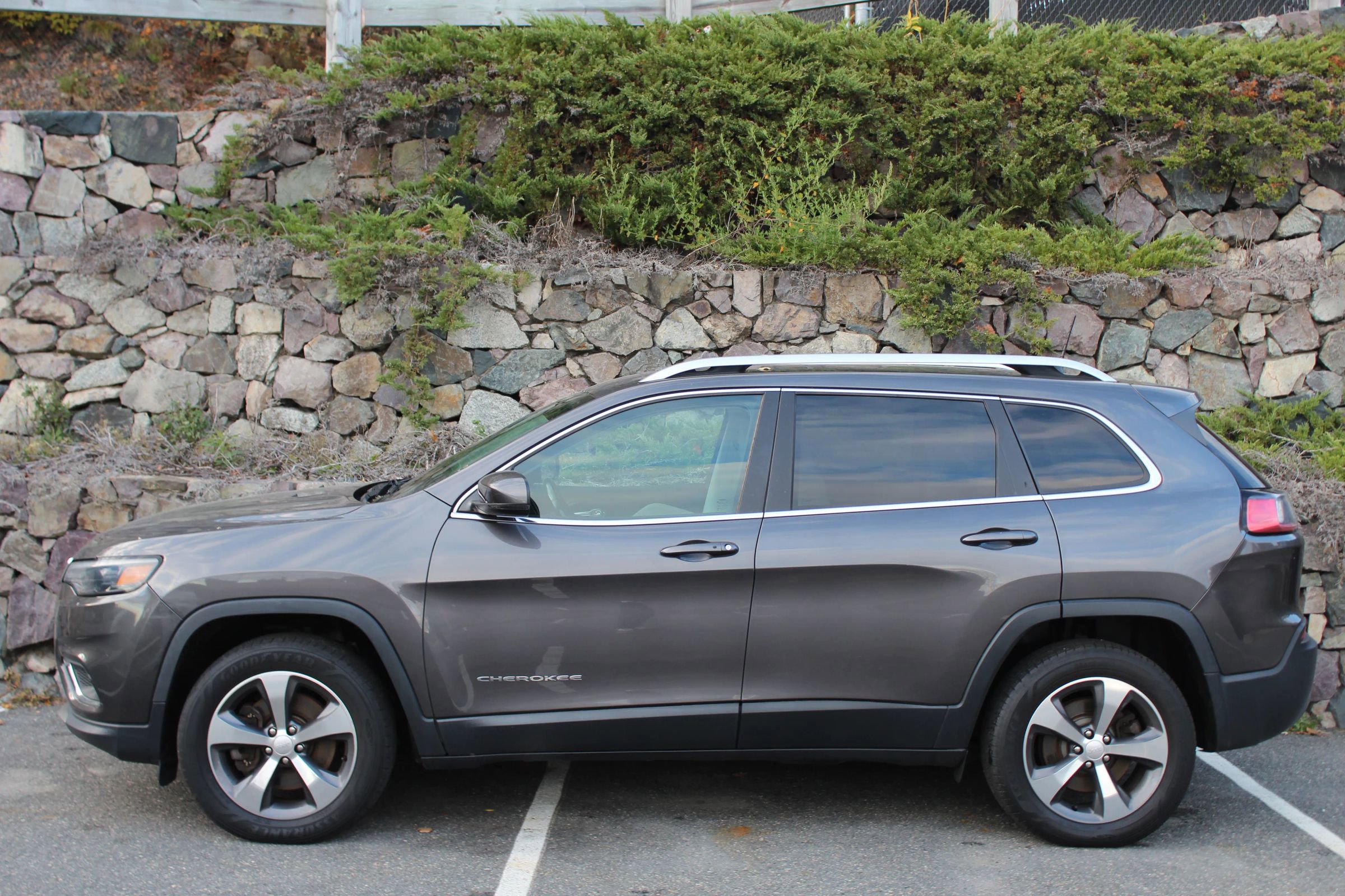Used 2019 Jeep Cherokee Limited image 6