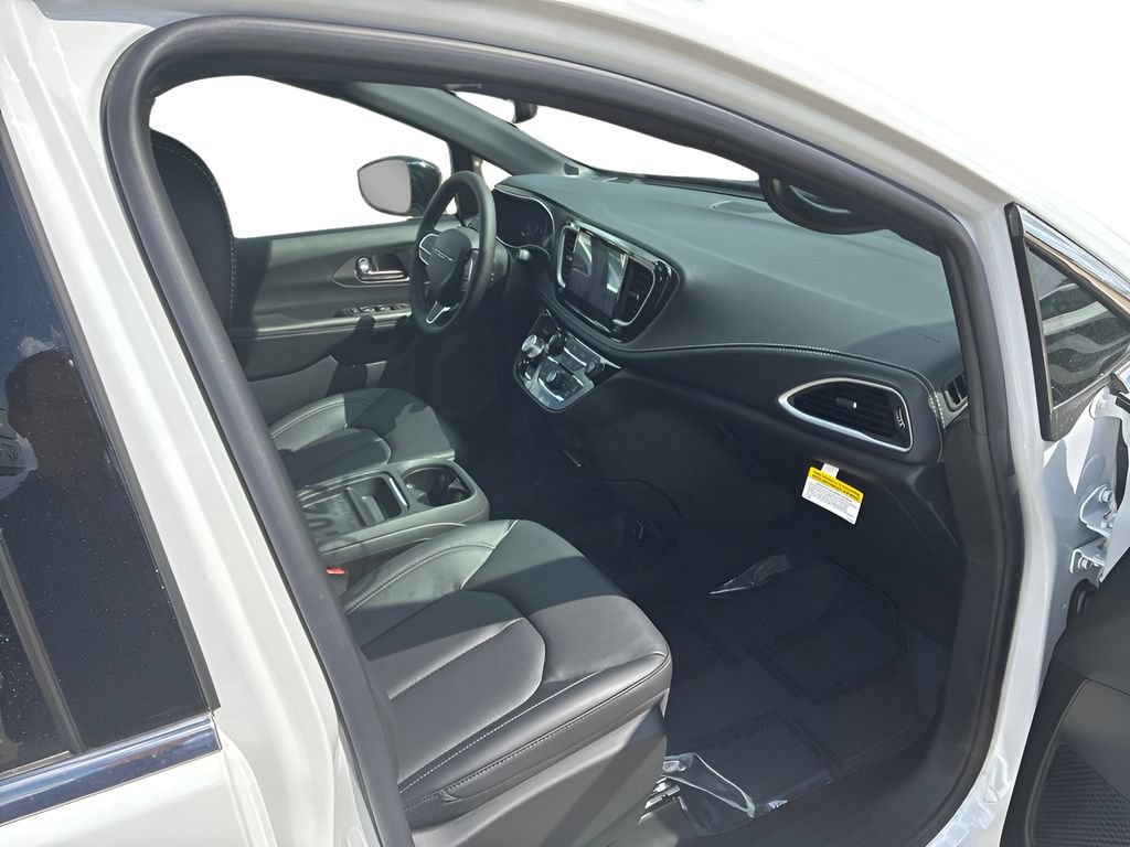 New 2027 Chrysler Pacifica Select AWD/4WD image 13