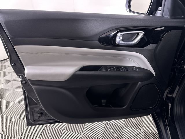 Used 2024 Jeep Compass Limited image 23