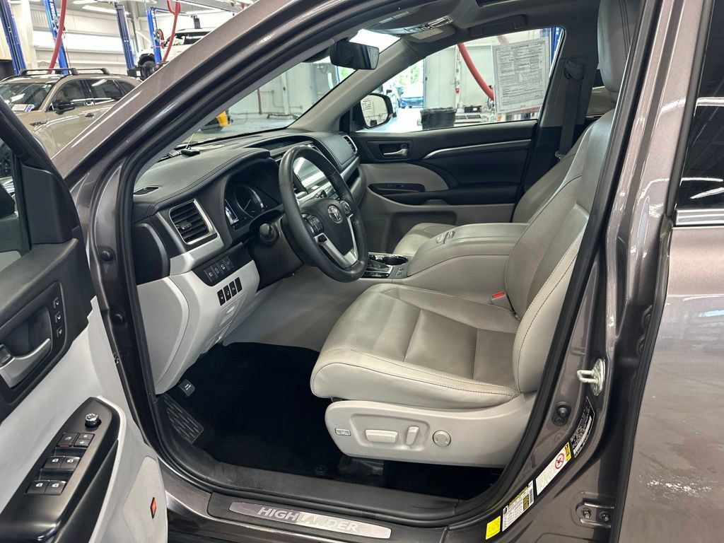 Used 2019 Toyota Highlander Limited Platinum w/ Carpet Mat Package (TMS) AWD/4WD image 25