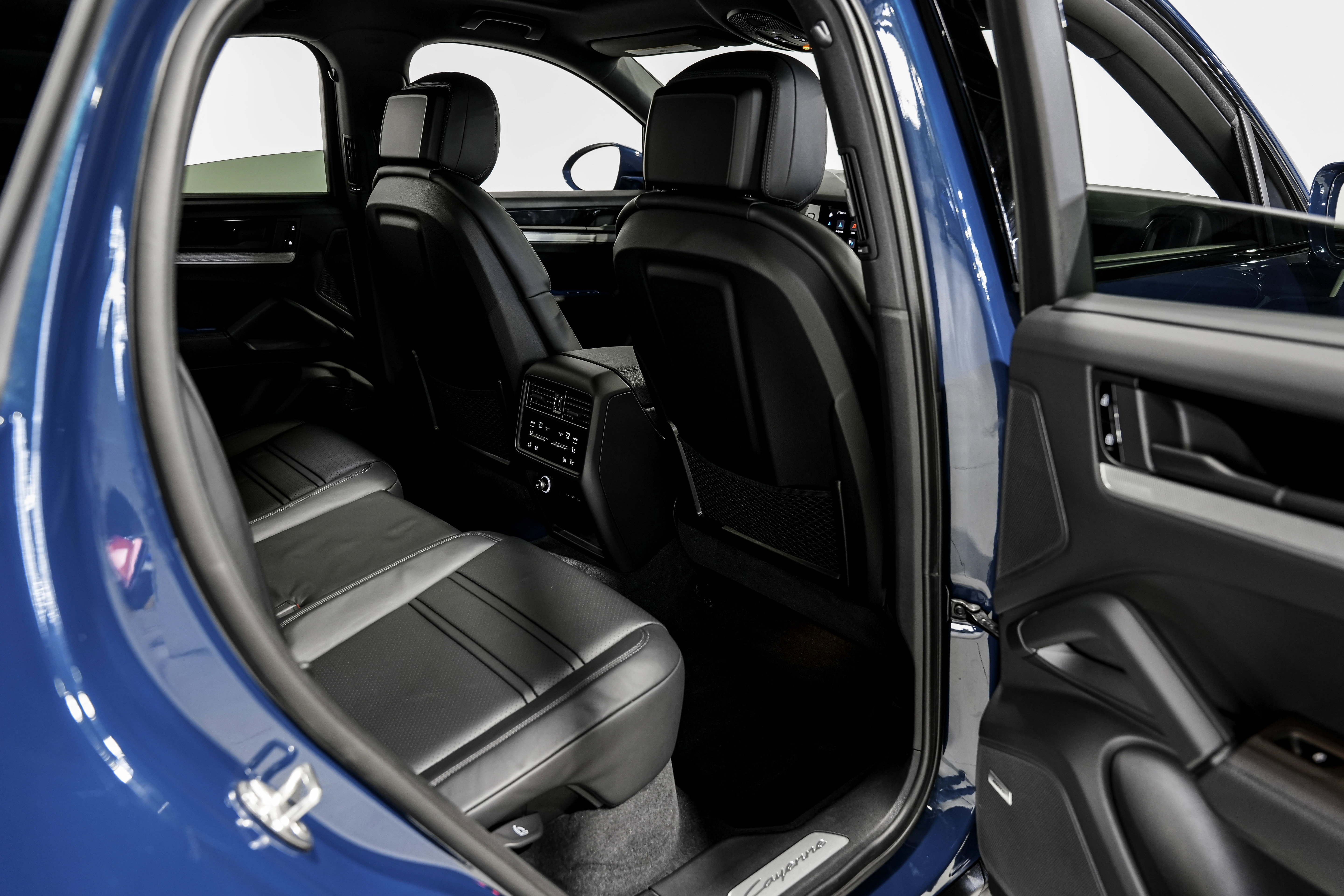 Used 2024 Porsche Cayenne Coupe image 30