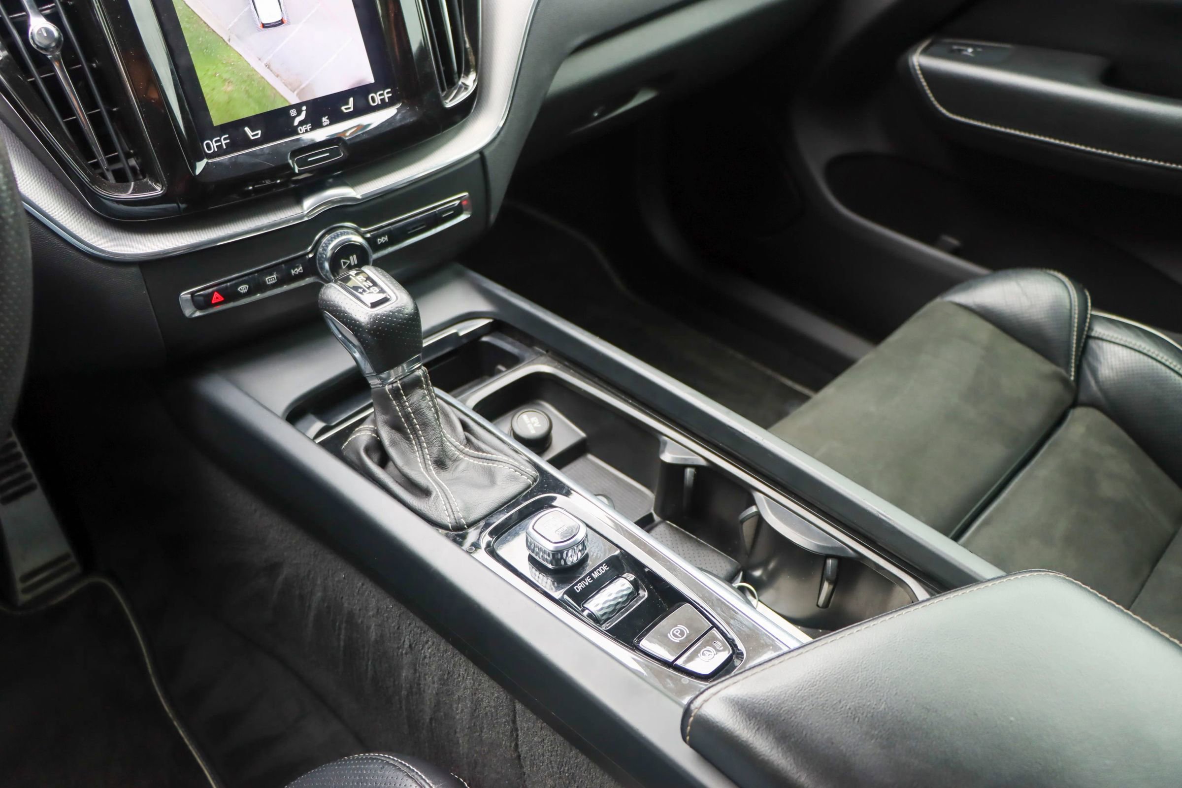 Used 2018 Volvo XC60 T6 R-Design w/ Convenience Package image 44