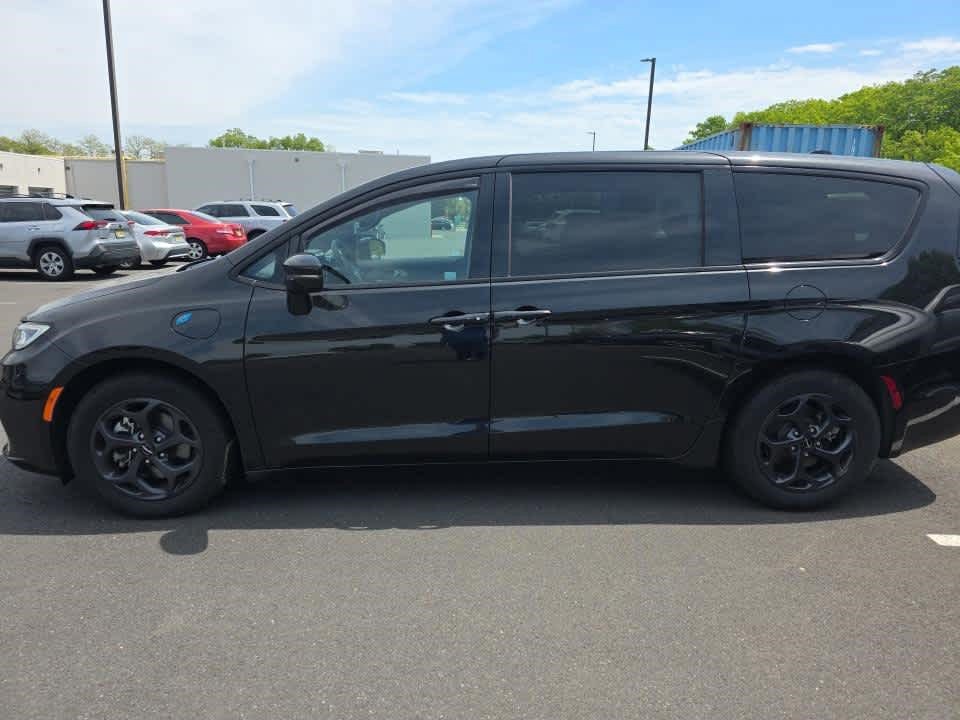 Used 2023 Chrysler Pacifica Limited w/ S Appearance Package FWD image 5