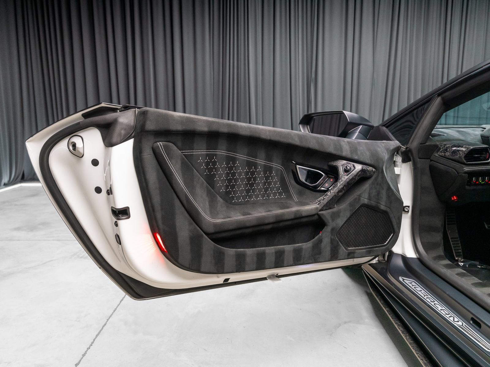Used 2018 Lamborghini Huracan Performante AWD/4WD image 68