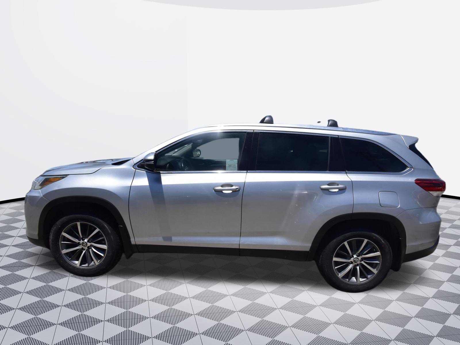 Used 2019 Toyota Highlander XLE FWD image 2