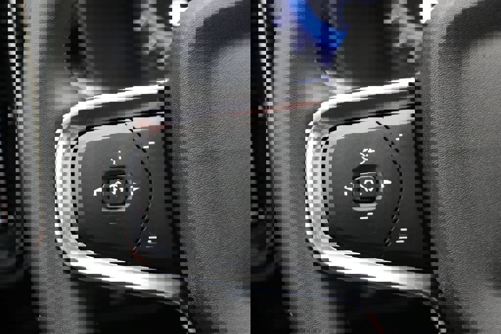 Used 2025 Volvo XC40 B5 Plus image 21