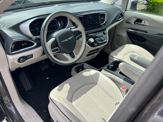 Used 2020 Chrysler Pacifica Limited w/ Advanced Safetytec Group FWD image 17