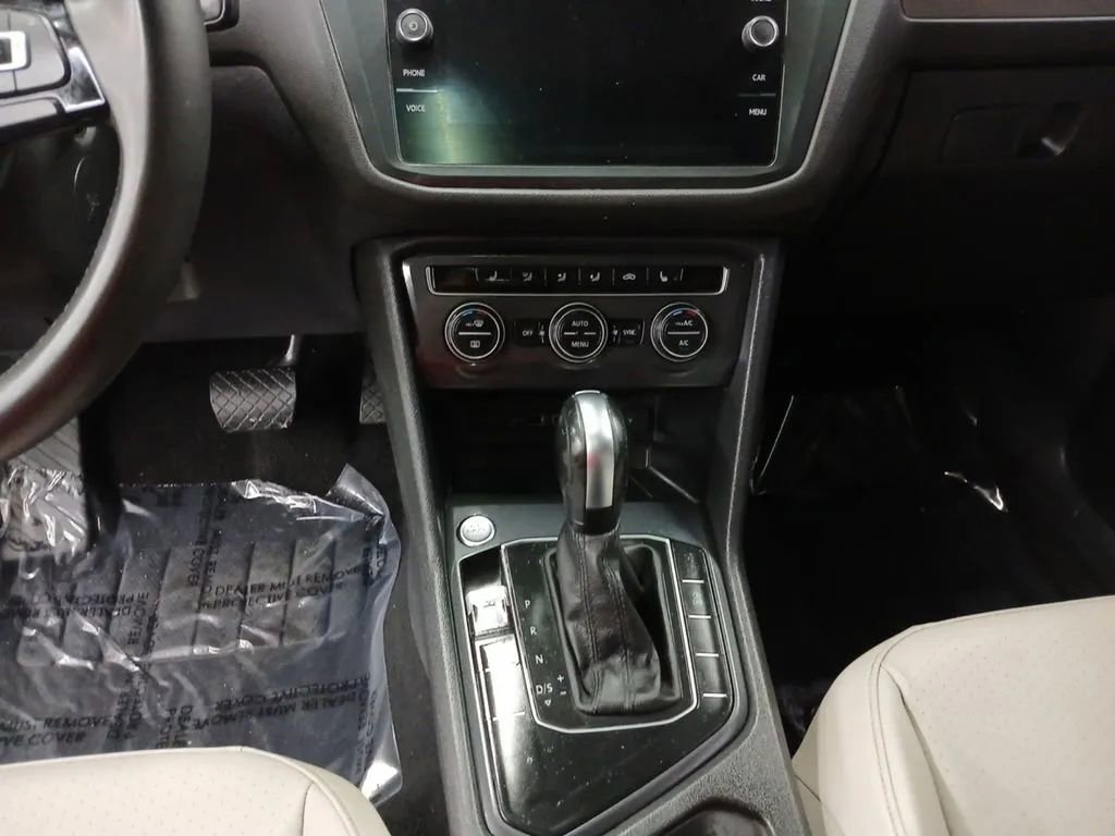 Used 2020 Volkswagen Tiguan SE w/ Panoramic Sunroof Package FWD image 12