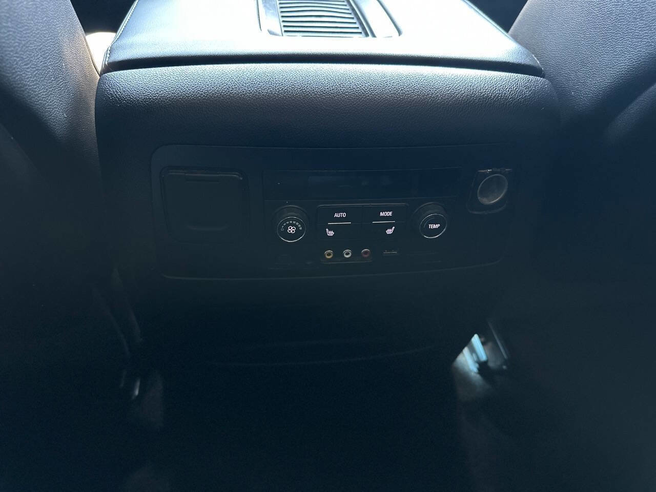 Used 2015 GMC Yukon XL SLT w/ Open Road Package image 35