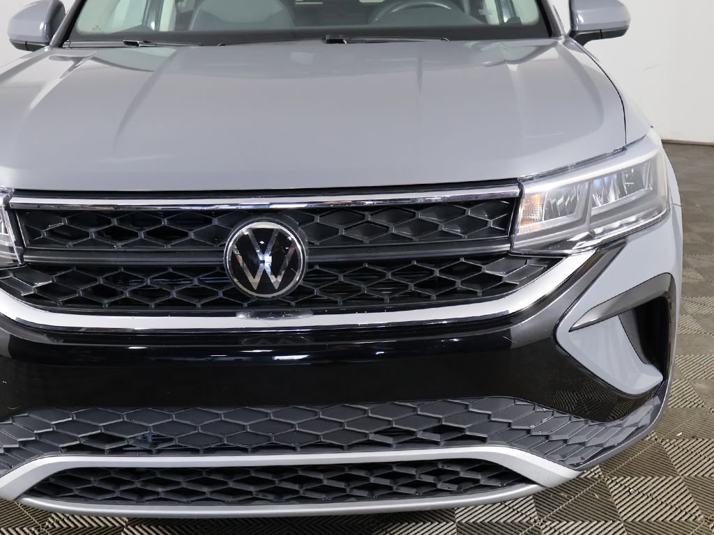 Used 2023 Volkswagen Taos SE w/ Panoramic Sunroof Package AWD/4WD image 15