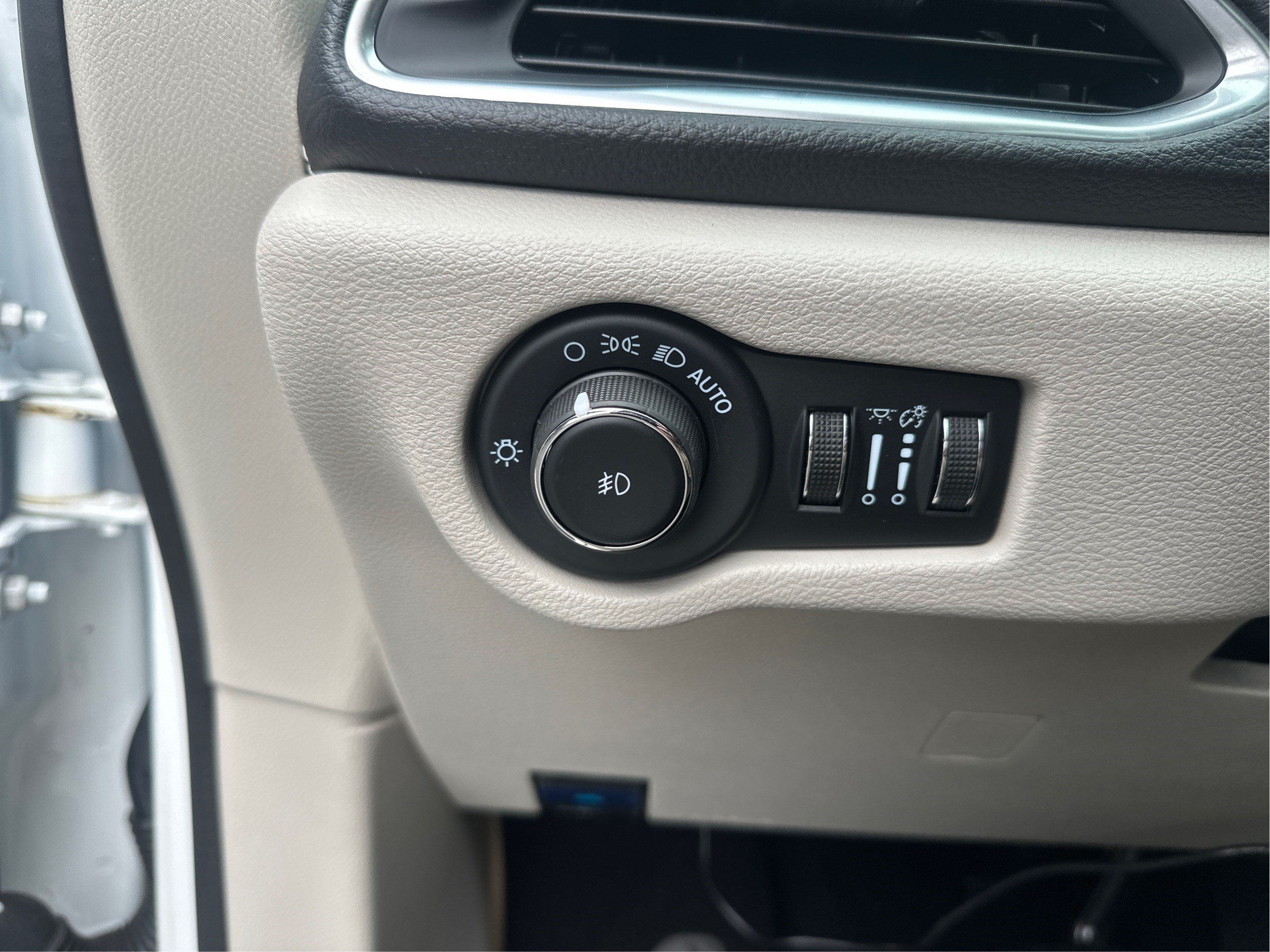 Used 2023 Chrysler Pacifica Limited w/ Uconnect Theater Family Group FWD image 19