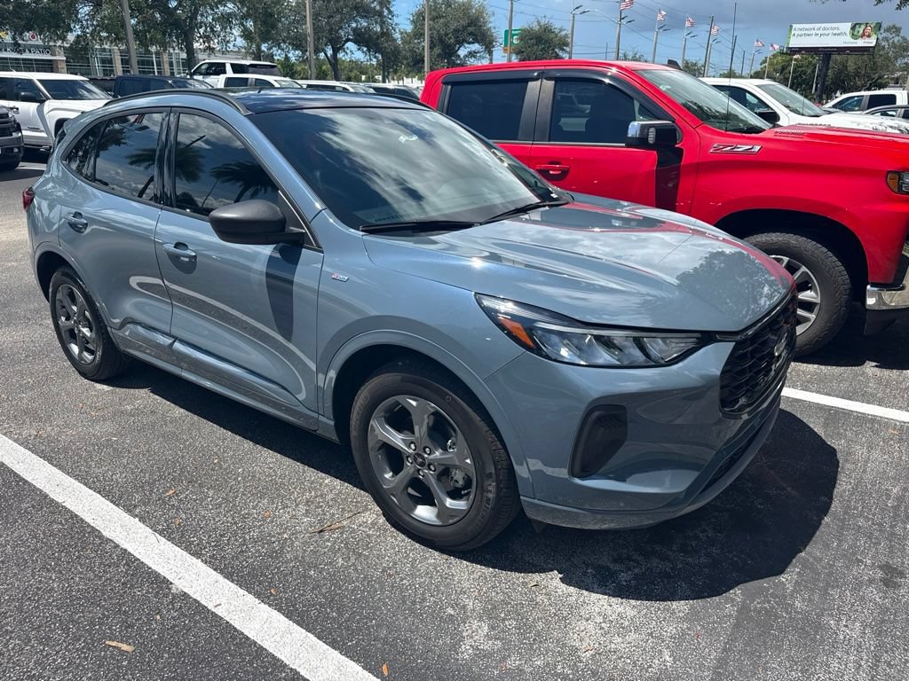 Used 2023 Ford Escape ST-Line w/ Tech Pack #1 AWD/4WD image 2