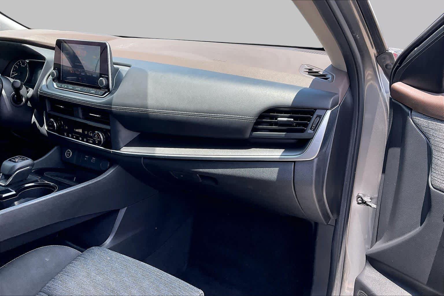 Used 2023 Nissan Rogue SV FWD image 17