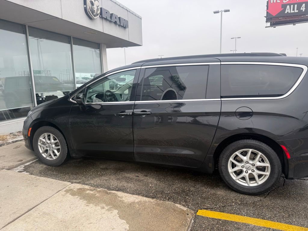 Used 2022 Chrysler Pacifica Touring-L image 10