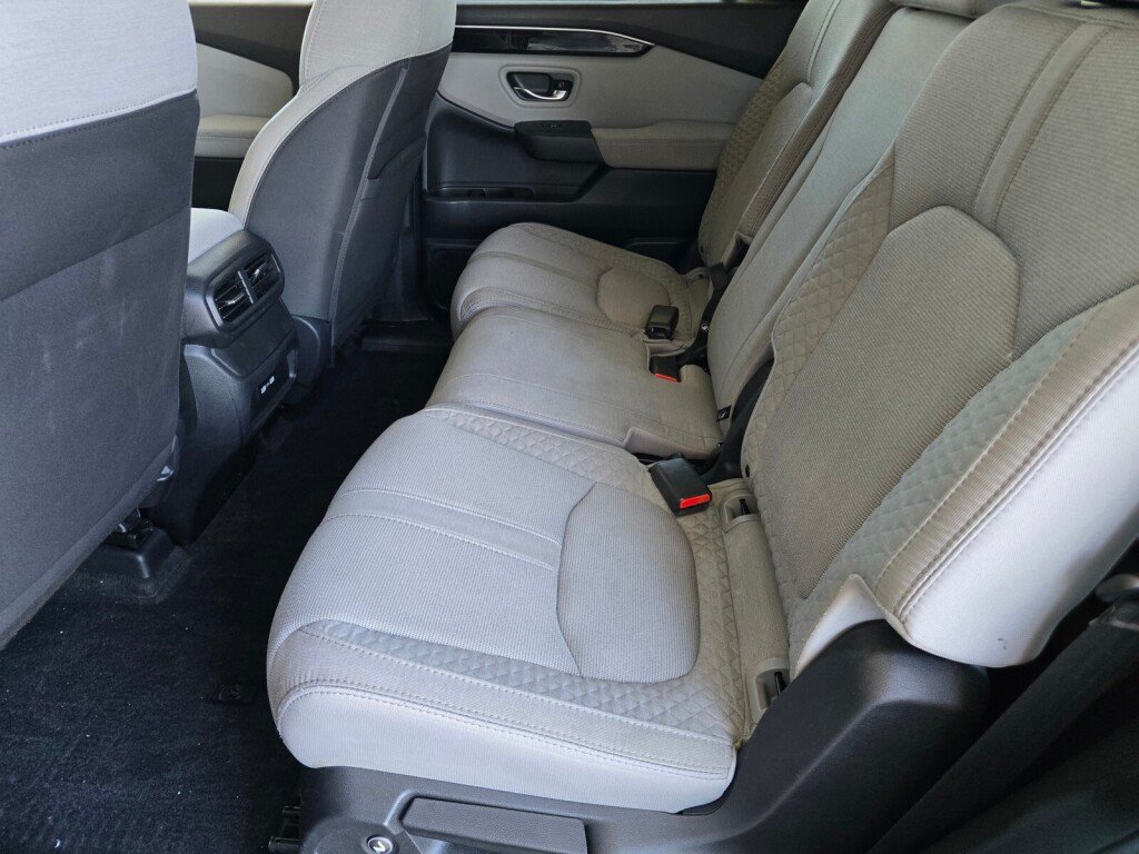 Used 2023 Honda Pilot LX image 15