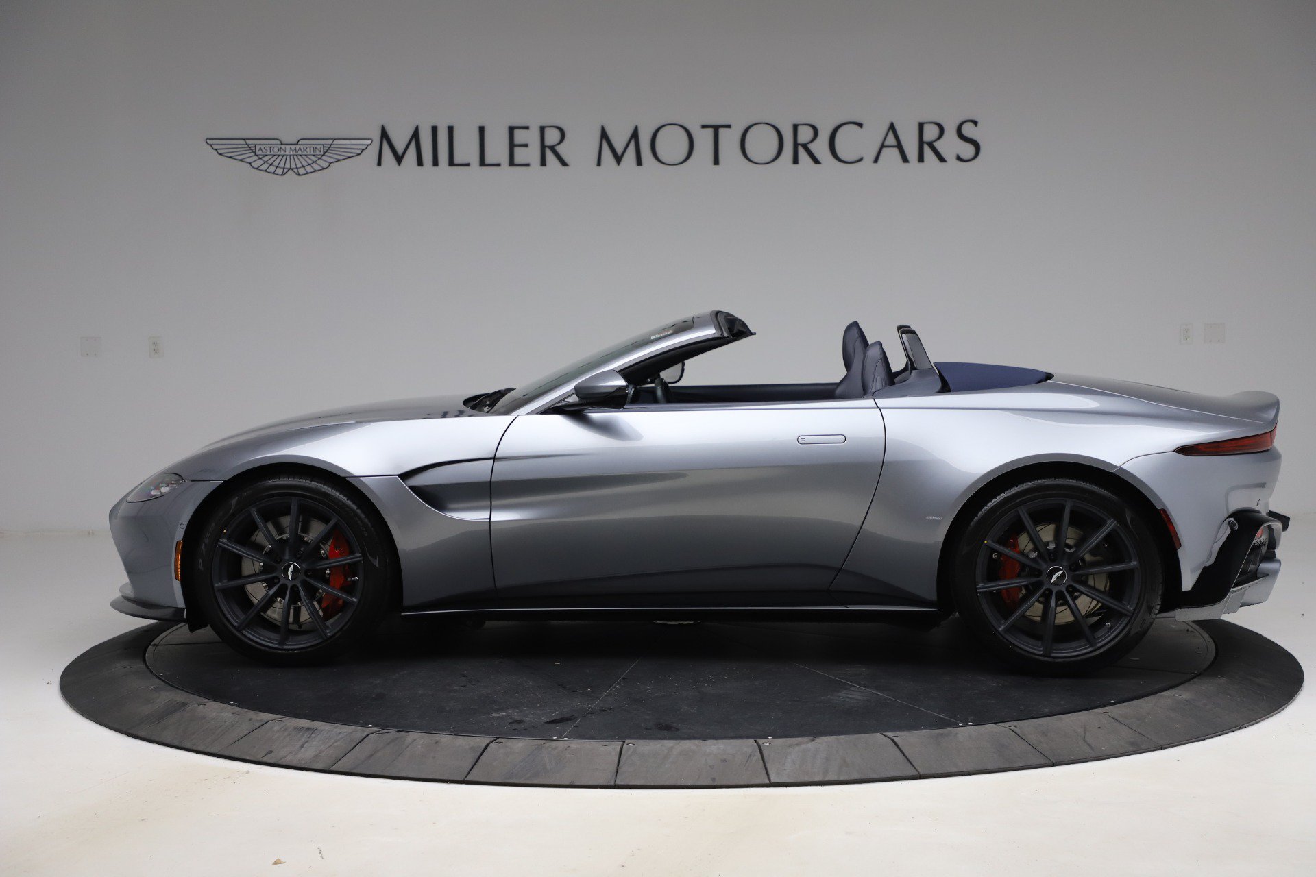 Used 2021 Aston Martin V8 Vantage Roadster RWD image 2