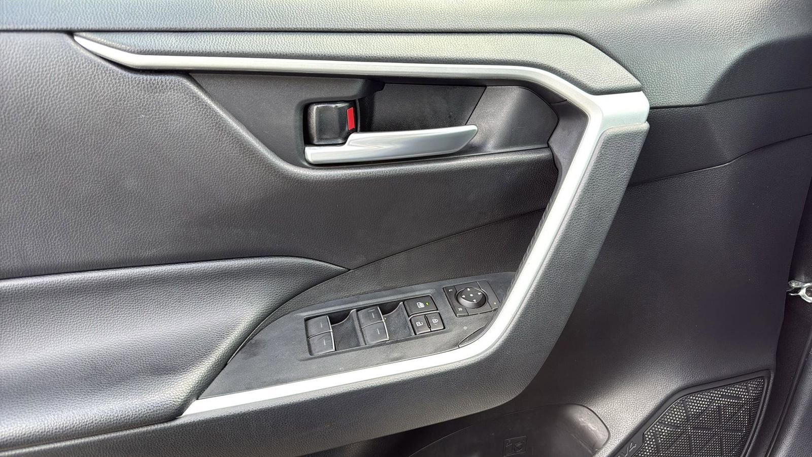 Used 2025 Toyota RAV4 XLE w/ Convenience Package FWD image 12