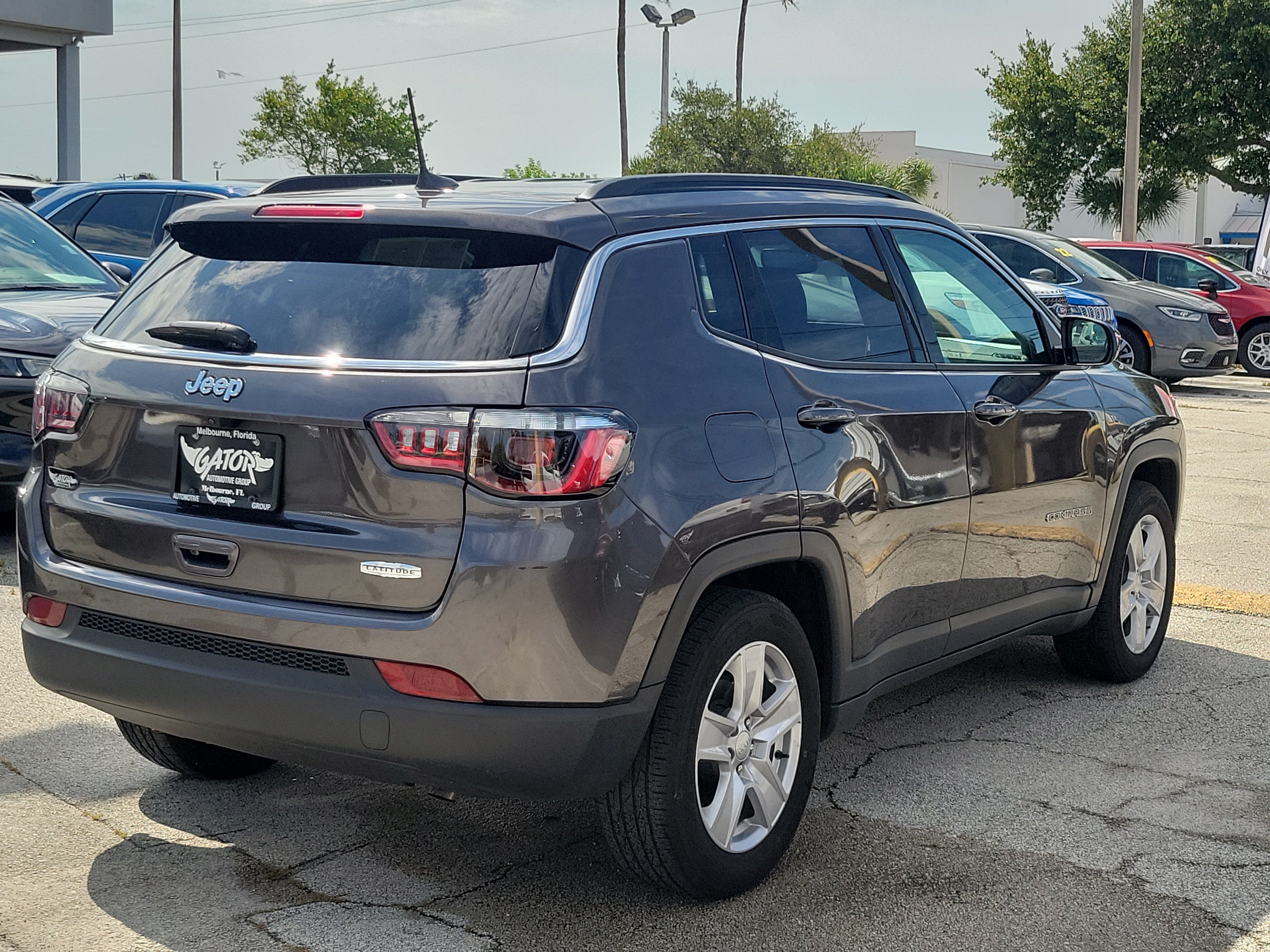 Used 2022 Jeep Compass Latitude w/ Convenience Group FWD image 4
