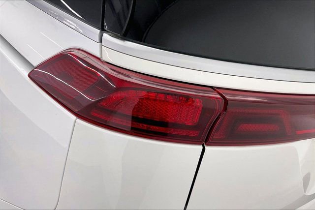 Used 2024 Kia Carnival EX image 30