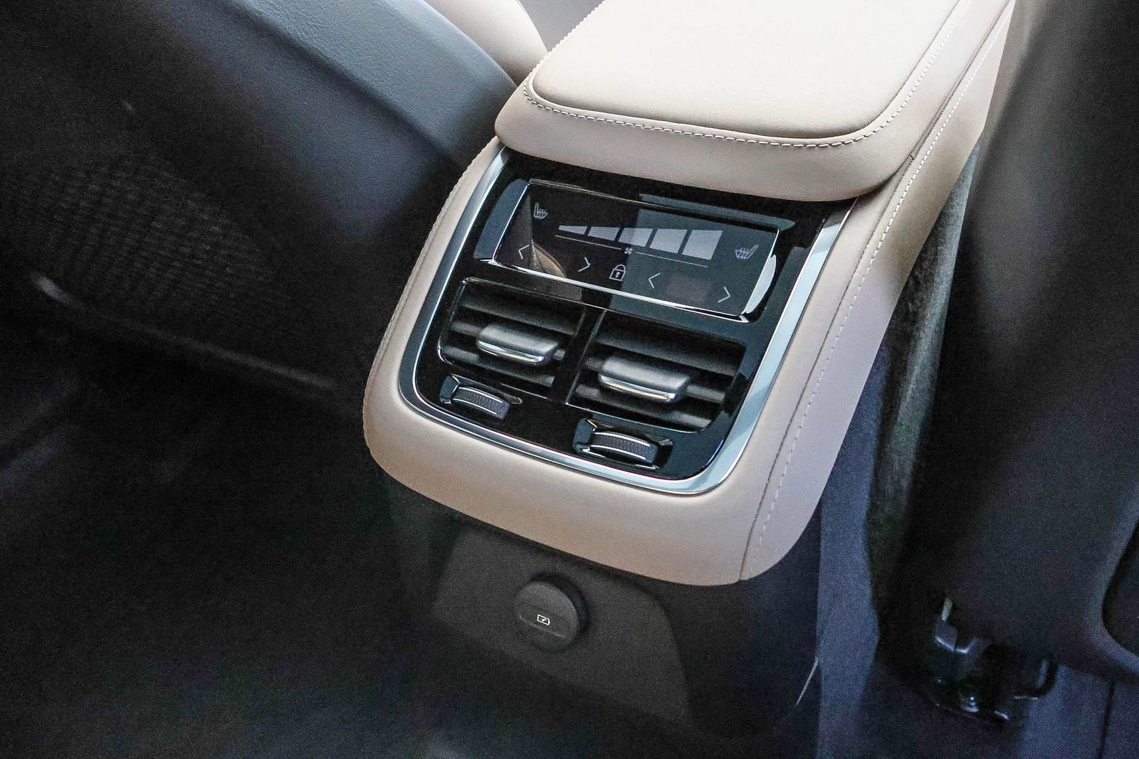 New 2026 Volvo XC90 T8 Plus w/ Protection Package image 21