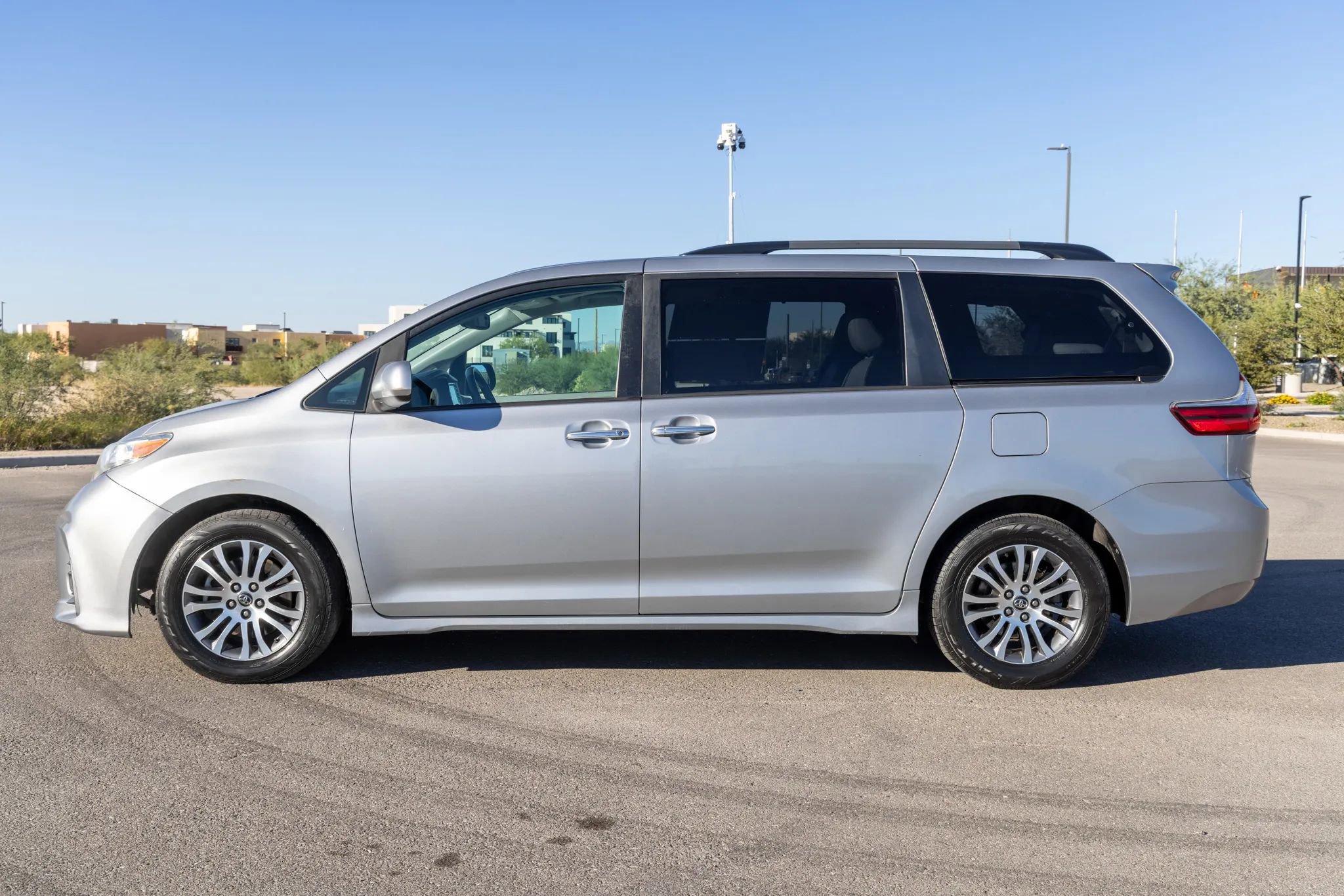 Used 2018 Toyota Sienna XLE image 2