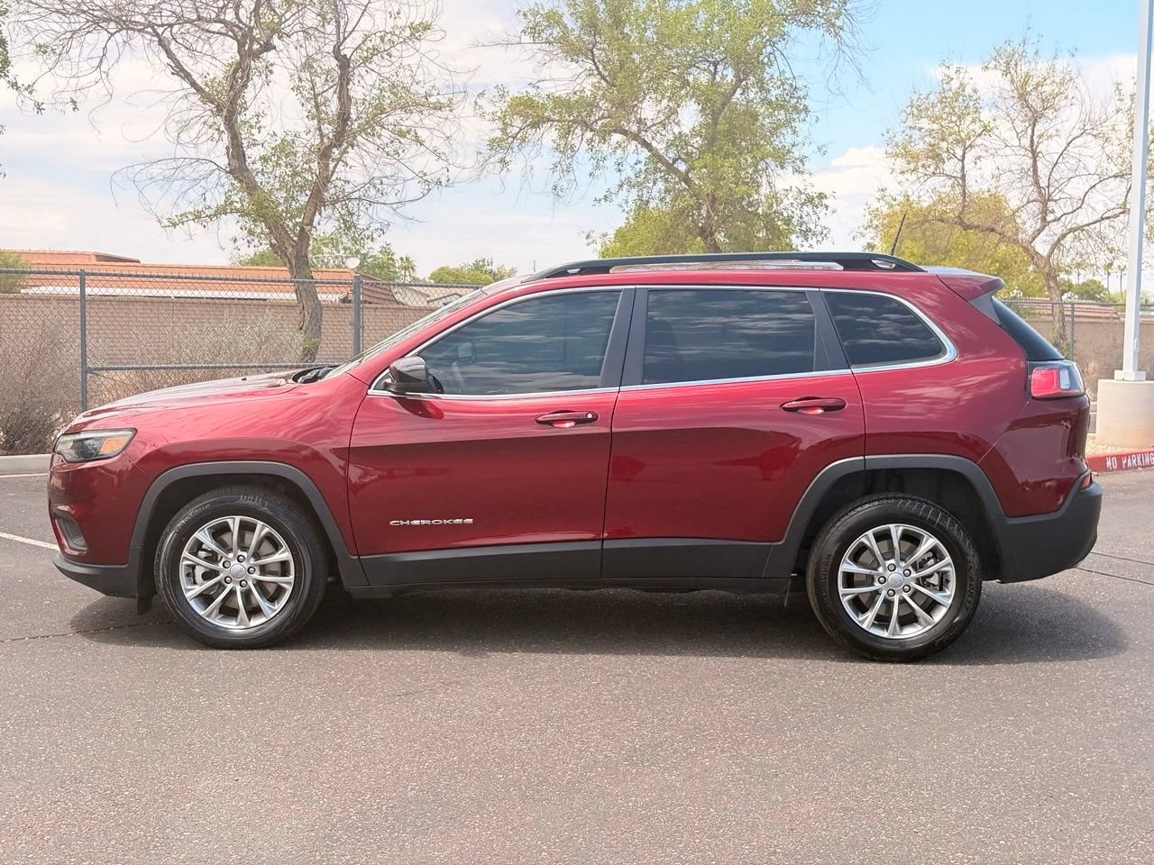 Used 2022 Jeep Cherokee Latitude Lux FWD image 3